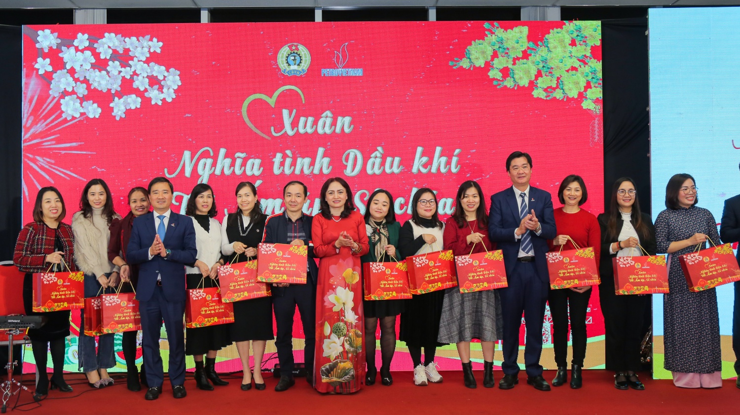 Lãnh đạo CĐ DKVN trao quà Tết cho người lao động