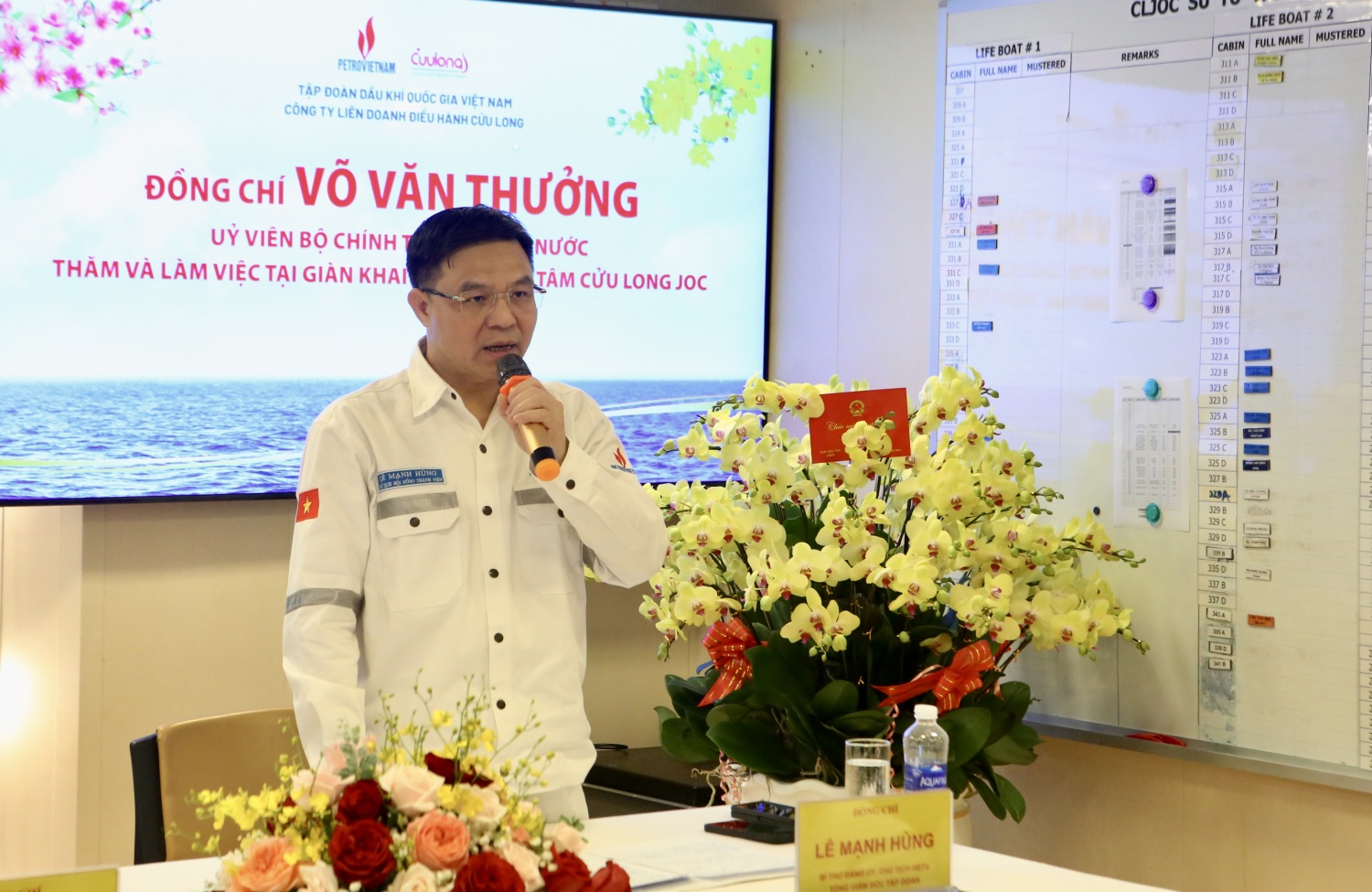 Chủ tịch nước Võ Văn Thưởng thăm và làm việc tại các công trình Dầu khí Chủ tịch nước Võ Văn Thưởng thăm và làm việc tại các công trình Dầu khí