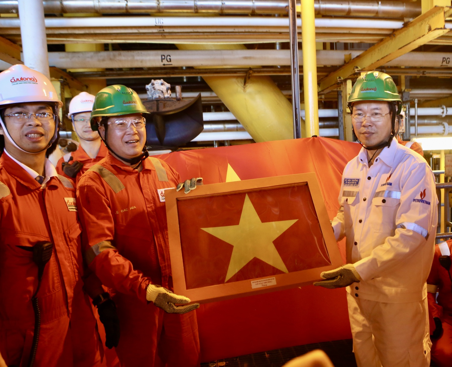 Chủ tịch nước Võ Văn Thưởng thăm và làm việc tại các công trình Dầu khí Chủ tịch nước Võ Văn Thưởng thăm và làm việc tại các công trình Dầu khí