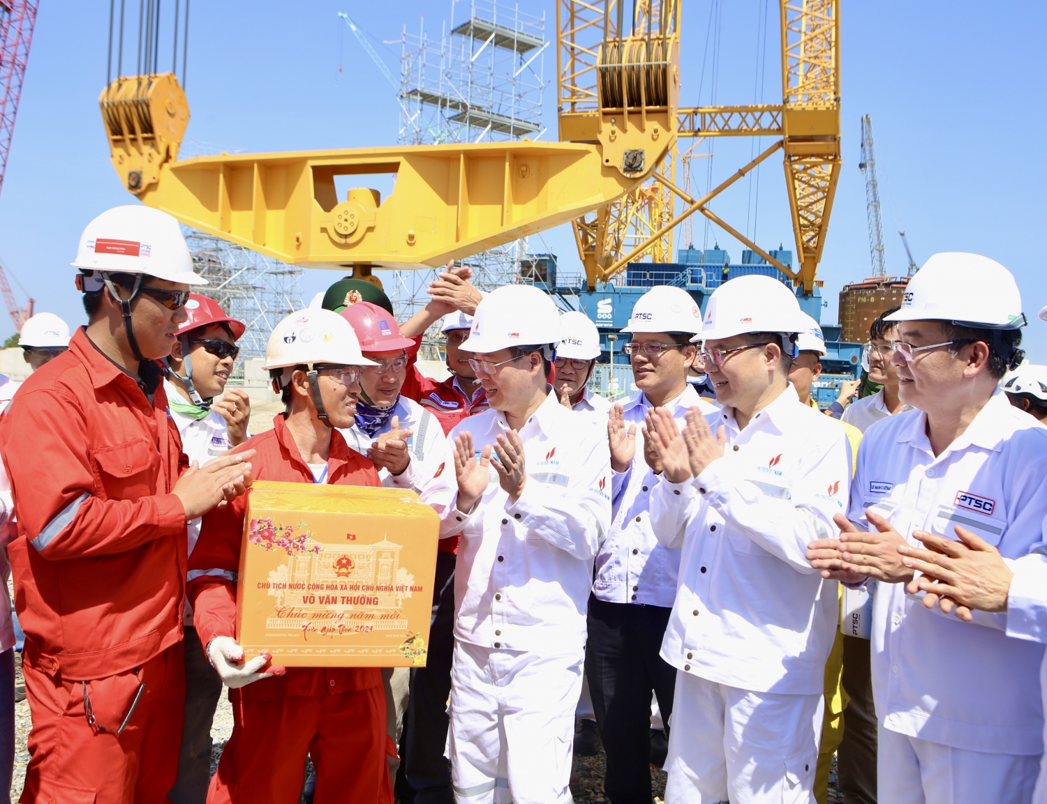 Chủ tịch nước Võ Văn Thưởng thăm và làm việc tại các công trình Dầu khí Chủ tịch nước Võ Văn Thưởng thăm và làm việc tại các công trình Dầu khí