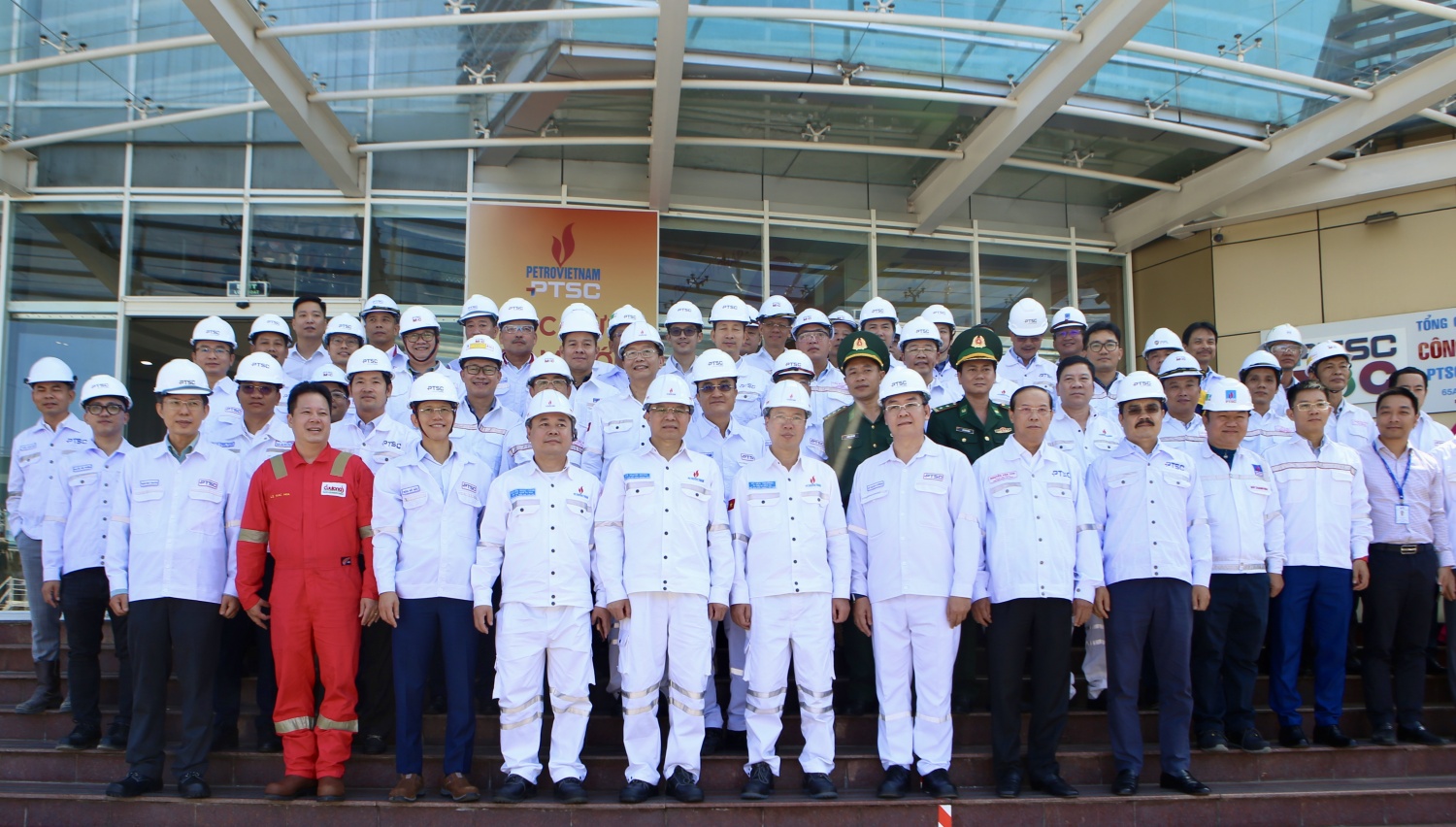 Chủ tịch nước Võ Văn Thưởng thăm và làm việc tại các công trình Dầu khí Chủ tịch nước Võ Văn Thưởng thăm và làm việc tại các công trình Dầu khí