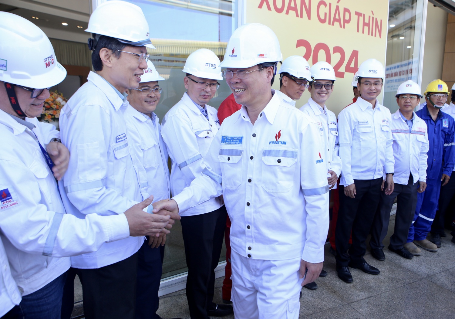 Chủ tịch nước Võ Văn Thưởng thăm và làm việc tại các công trình Dầu khí Chủ tịch nước Võ Văn Thưởng thăm và làm việc tại các công trình Dầu khí