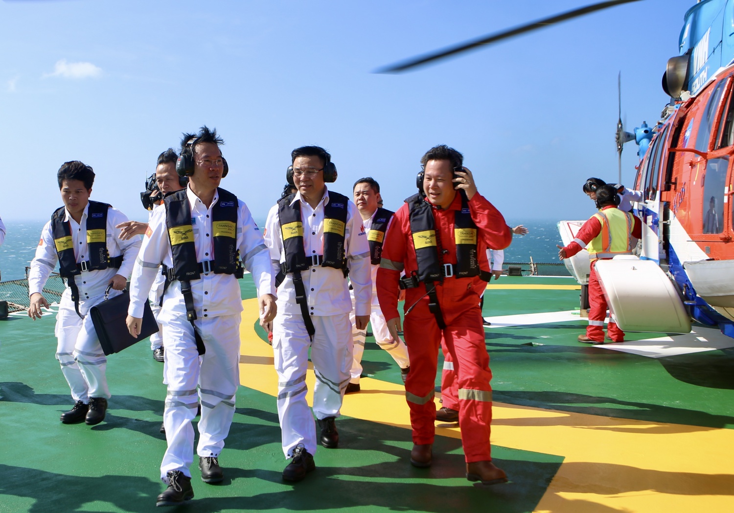 Chủ tịch nước Võ Văn Thưởng thăm và làm việc tại các công trình Dầu khí Chủ tịch nước Võ Văn Thưởng thăm và làm việc tại các công trình Dầu khí