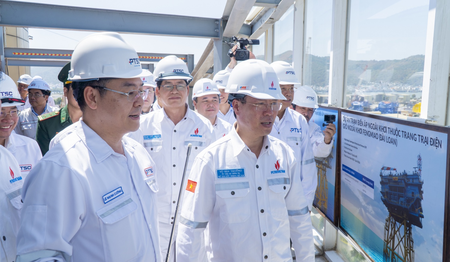 Chủ tịch nước Võ Văn Thưởng thăm và làm việc tại các công trình Dầu khí Chủ tịch nước Võ Văn Thưởng thăm và làm việc tại các công trình Dầu khí