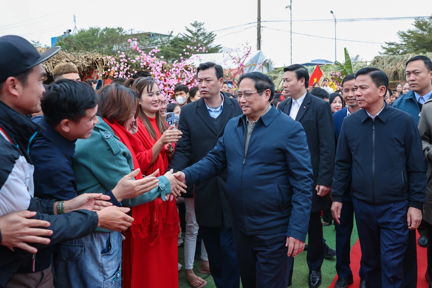 Thủ tướng thăm, tặng quà gia đình chính sách, công nhân tại Thanh Hóa