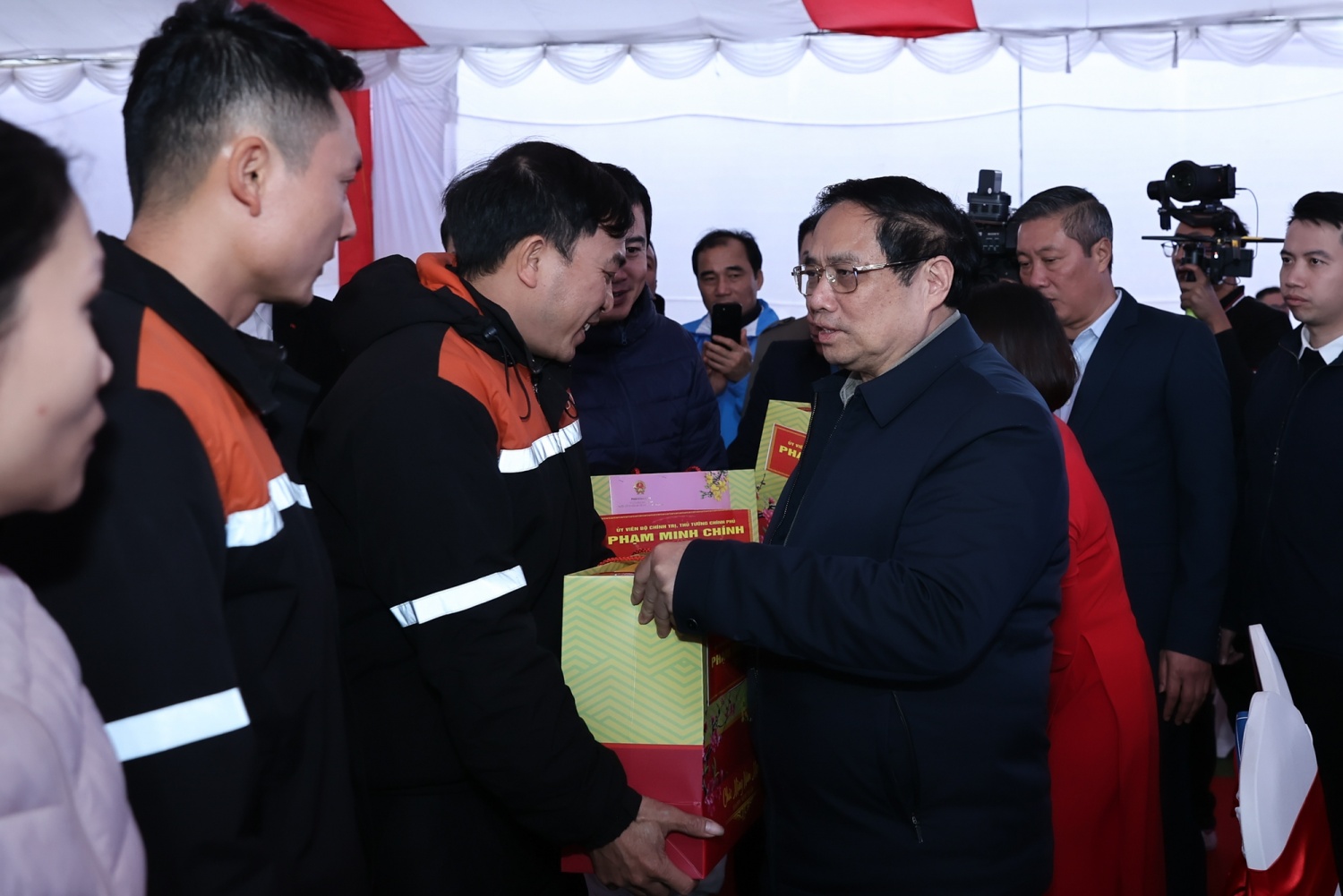 Thủ tướng thăm, tặng quà gia đình chính sách, công nhân tại Thanh Hóa