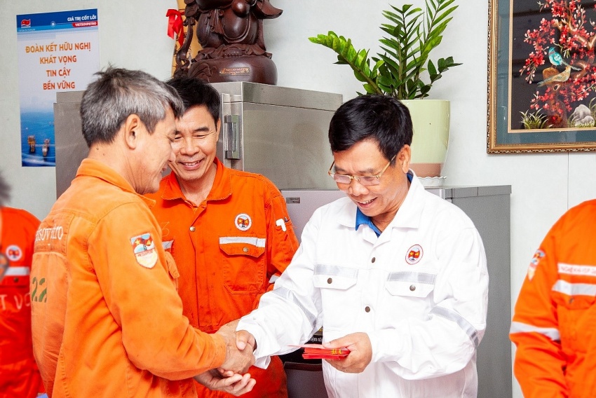 Ông Huỳnh Văn Hoàng – Phó giám đốc XN Khí tặng phong bao lì xì, chúc CBCNV GNTT một năm mới nhiều may mắn, sức khỏe, hạnh phúc và thành công Ông Huỳnh Văn Hoàng – Phó giám đốc XN Khí tặng phong bao lì xì, chúc CBCNV GNTT một năm mới nhiều may mắn, sức khỏe, hạnh phúc và thành công