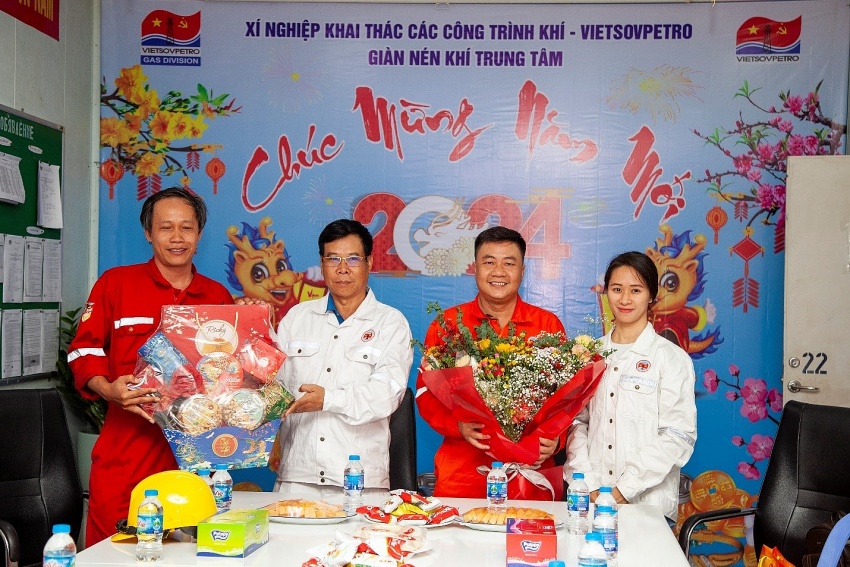Đại diện GNTT: ông Lâm Quang Nam - Giàn trưởng và ông Nguyễn Minh Viễn - Giàn phó nhận hoa và quà từ lãnh đạo XN Khí trao tặng Đại diện GNTT: ông Lâm Quang Nam - Giàn trưởng và ông Nguyễn Minh Viễn - Giàn phó nhận hoa và quà từ lãnh đạo XN Khí trao tặng
