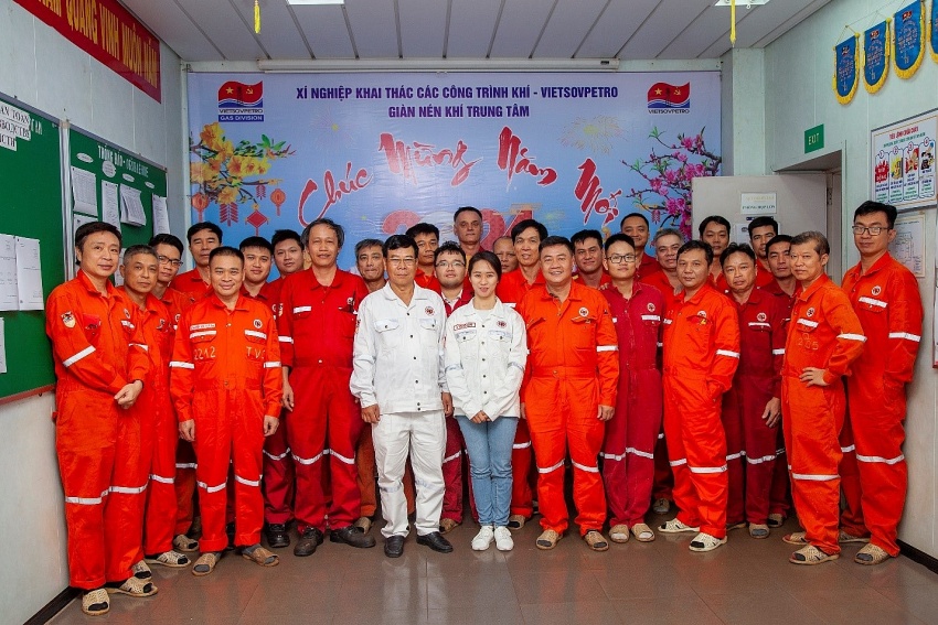 Người lao động trên GNTT chụp ảnh lưu niệm với Đoàn chúc tết XN Khí Người lao động trên GNTT chụp ảnh lưu niệm với Đoàn chúc tết XN Khí