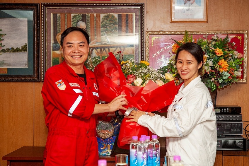 Xí nghiệp Khí chúc Tết người lao động trên Giàn nén khí Trung tâm Xí nghiệp Khí chúc Tết người lao động trên Giàn nén khí Trung tâm