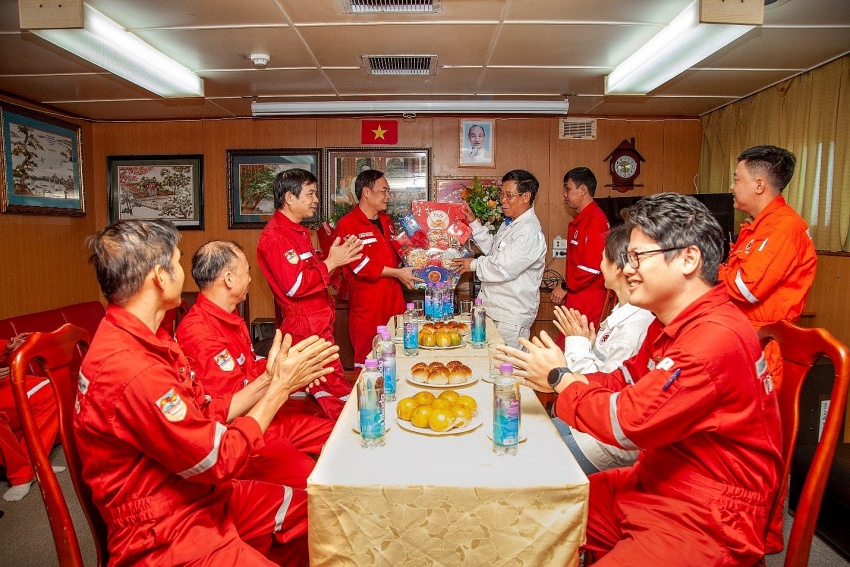 Xí nghiệp Khí chúc Tết người lao động trên Giàn nén khí Trung tâm Xí nghiệp Khí chúc Tết người lao động trên Giàn nén khí Trung tâm