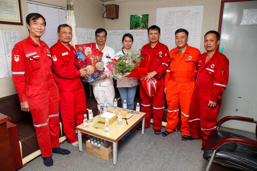 Xí nghiệp Khí chúc Tết người lao động trên Giàn nén khí Trung tâm Xí nghiệp Khí chúc Tết người lao động trên Giàn nén khí Trung tâm