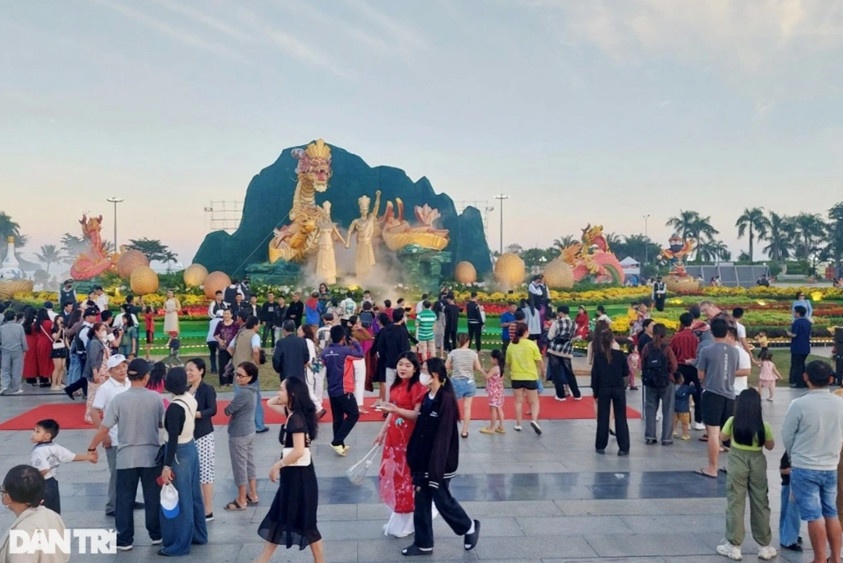 Đông đảo người dân, du khách đến xem cụm linh vật năm Giáp Thìn đều tấm tắc khen ngợi (Ảnh: Doãn Công).