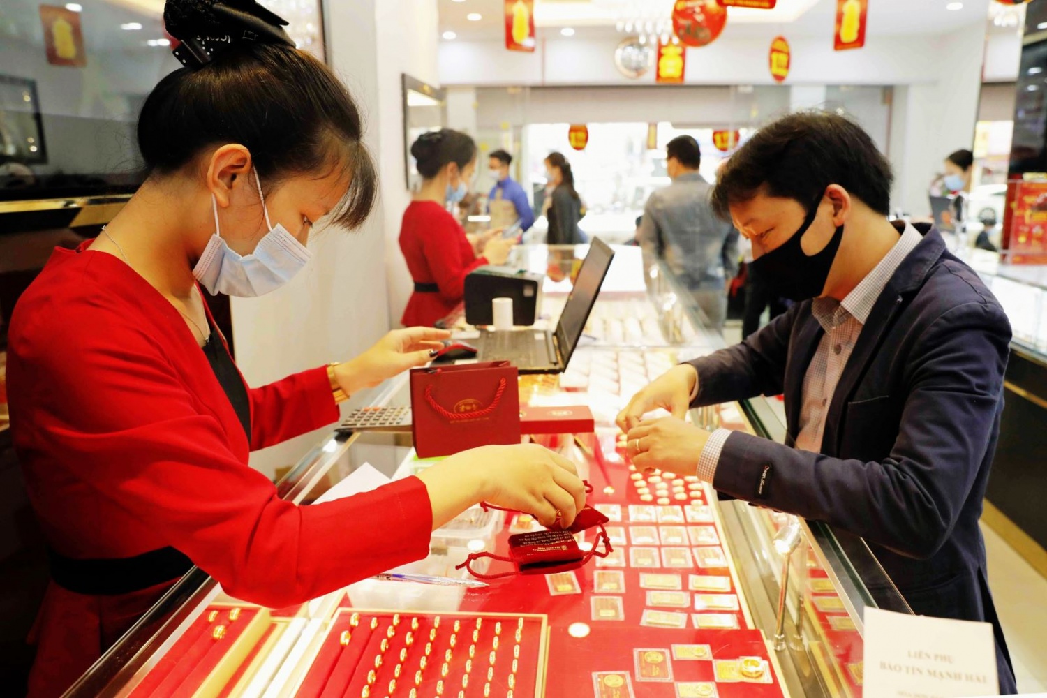 Tin ngân hàng tuần qua: VietinBank tiếp tục giảm lãi suất huy động