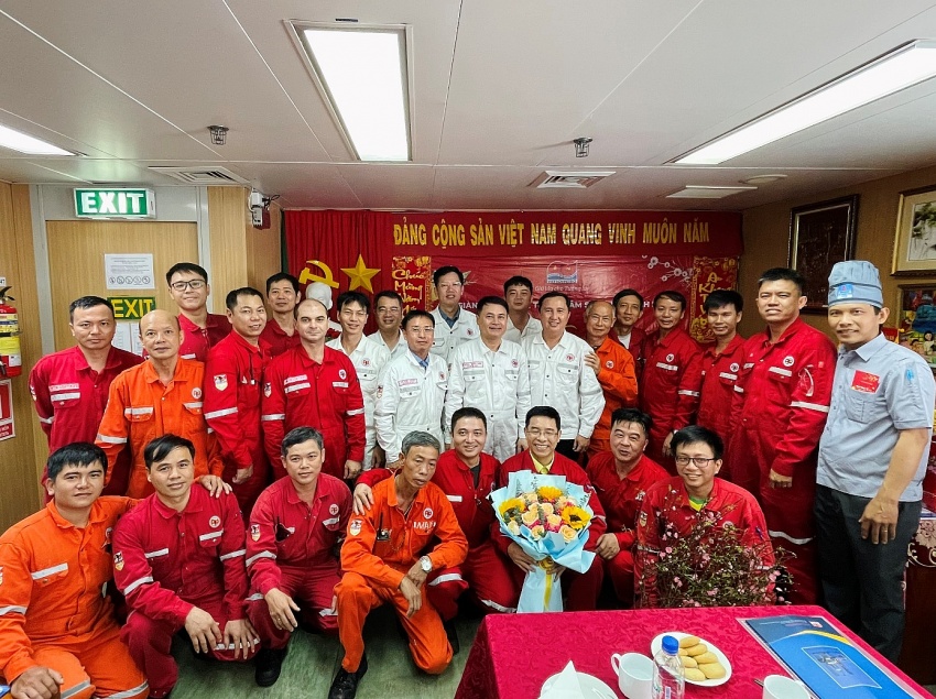 Đoàn công tác của Lãnh đạo tỉnh Bà Rịa - Vũng Tàu và lãnh đạo Liên doanh Vietsovpetro đã đến thăm, chúc Tết cán bộ, kỹ sư, người lao động đang làm việc tại Giàn Công nghệ Trung tâm số 3 Đoàn công tác của Lãnh đạo tỉnh Bà Rịa - Vũng Tàu và lãnh đạo Liên doanh Vietsovpetro đã đến thăm, chúc Tết cán bộ, kỹ sư, người lao động đang làm việc tại Giàn Công nghệ Trung tâm số 3