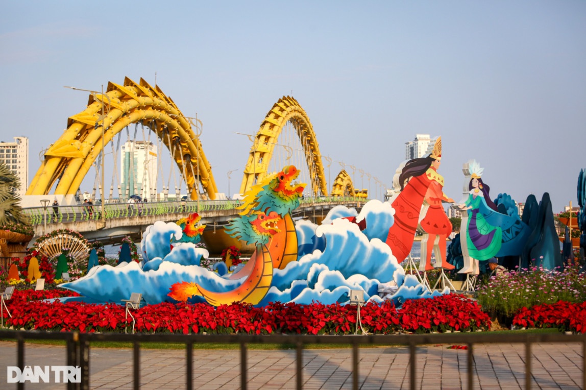 Lộ diện đường hoa Tết Đà Nẵng cùng linh vật mô phỏng cầu Rồng phun lửa