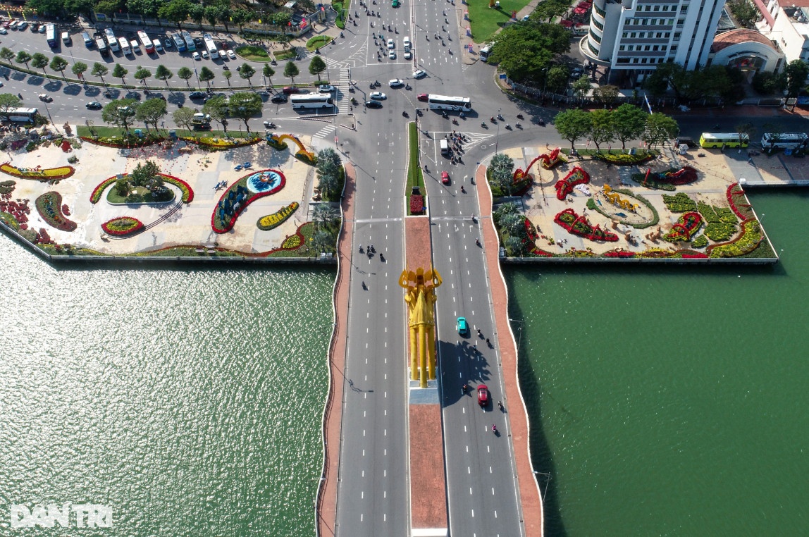 Lộ diện đường hoa Tết Đà Nẵng cùng linh vật mô phỏng cầu Rồng phun lửa