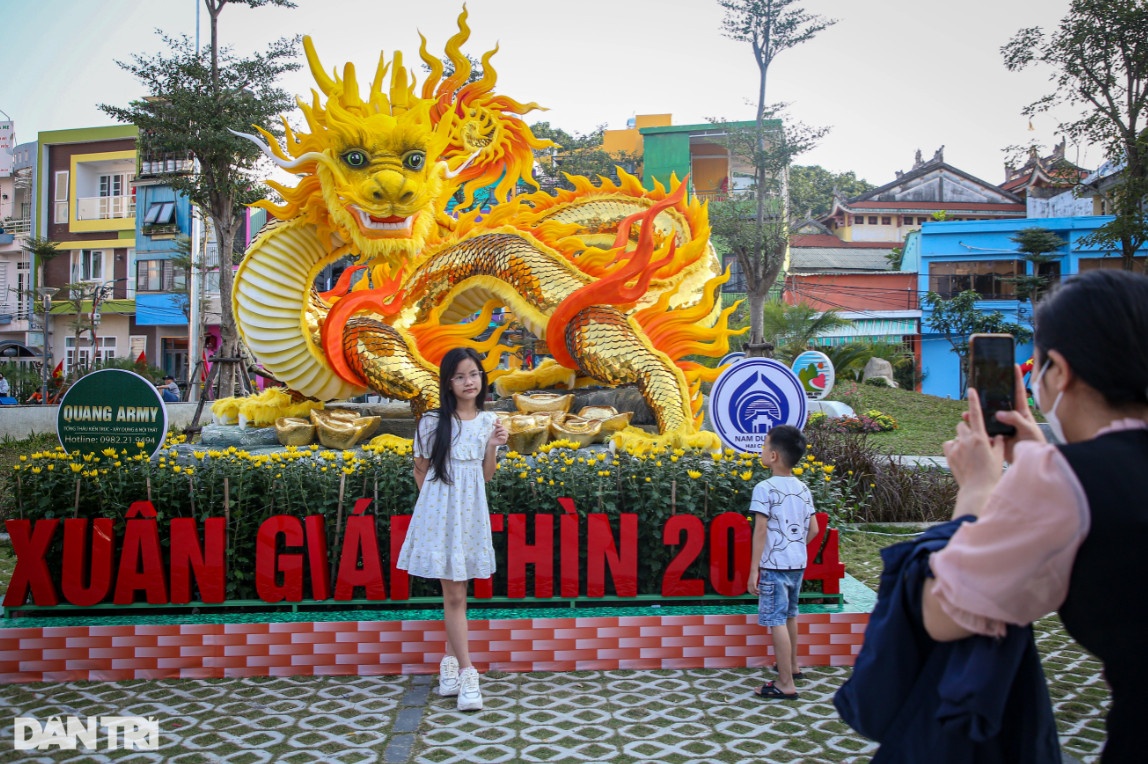 Lộ diện đường hoa Tết Đà Nẵng cùng linh vật mô phỏng cầu Rồng phun lửa