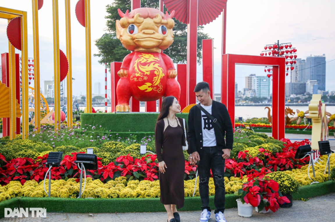 Lộ diện đường hoa Tết Đà Nẵng cùng linh vật mô phỏng cầu Rồng phun lửa