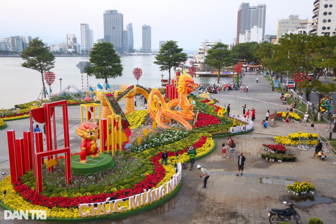Lộ diện đường hoa Tết Đà Nẵng cùng linh vật mô phỏng cầu Rồng phun lửa