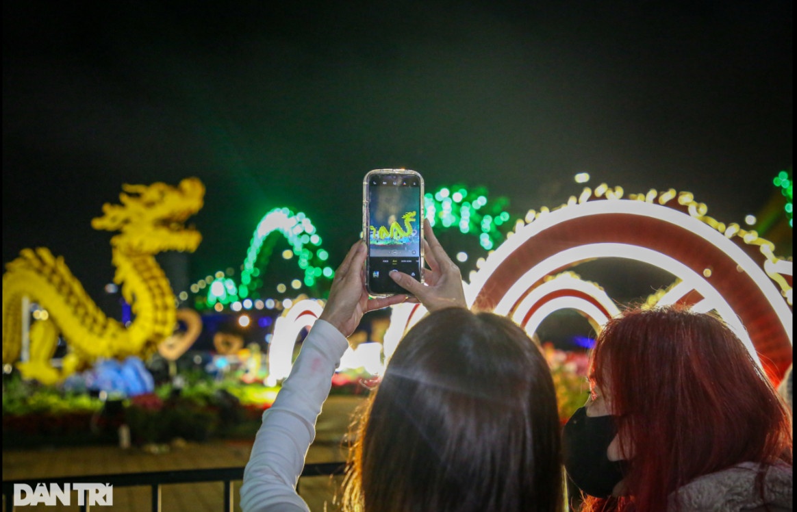 Lộ diện đường hoa Tết Đà Nẵng cùng linh vật mô phỏng cầu Rồng phun lửa