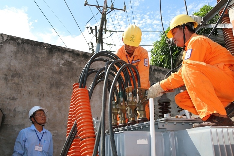 Công nhân điện lực EVNSPC
