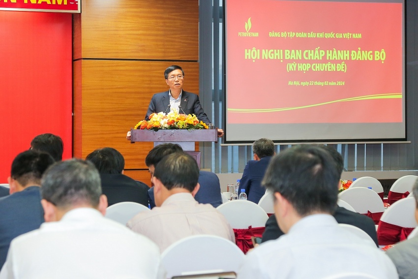 Đồng chí Trần Quang Dũng - Ủy viên Ban Thường vụ, Trưởng Ban Tuyên giáo Đảng ủy, Trưởng Ban Truyền thông và Văn hoá doanh nghiệp Tập đoàn trình bày dự thảo Chương trình hành động thực hiện các Nghị quyết 42, 43, 45.