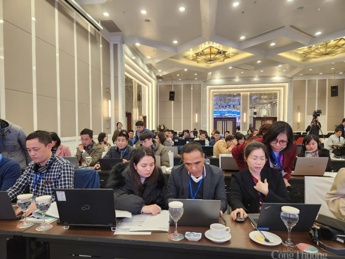 Nhiều hội thảo cung cấp thông tin, đào tạo hướng dẫn doanh nghiệp thực hiện báo cáo kiểm kê KNK và tham gia thị trường các-bon mô phỏng được cơ quan chức năng tổ chức (Ảnh: Thu Hường).
