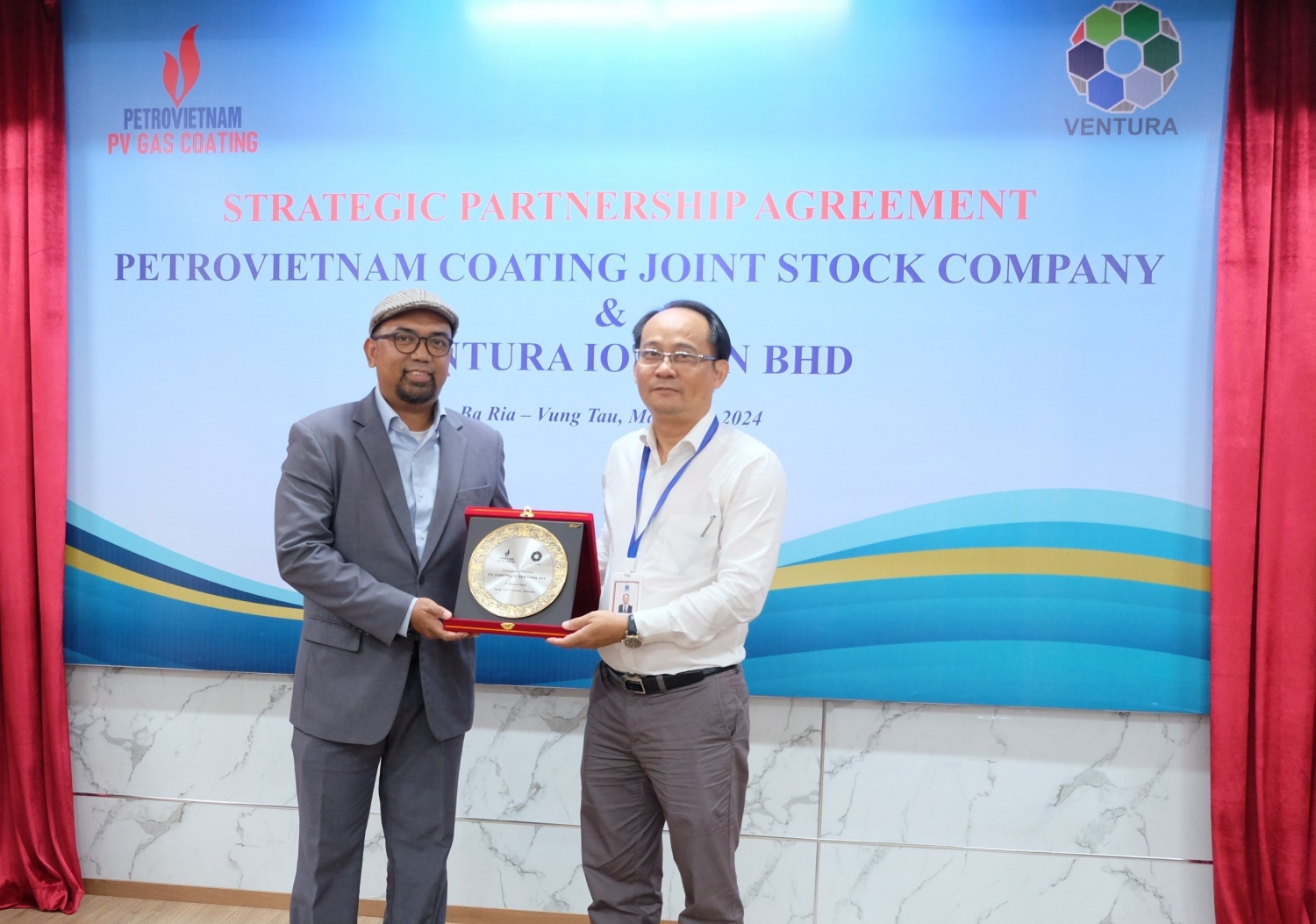PV GAS COATING và VENTURA tặng quà lưu niệm.