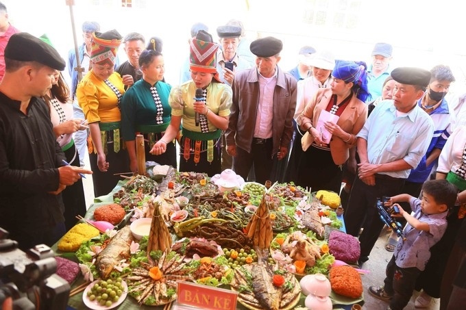 Mùa hoa sơn tra nở trắng rừng đẹp như ở miền cổ tích
