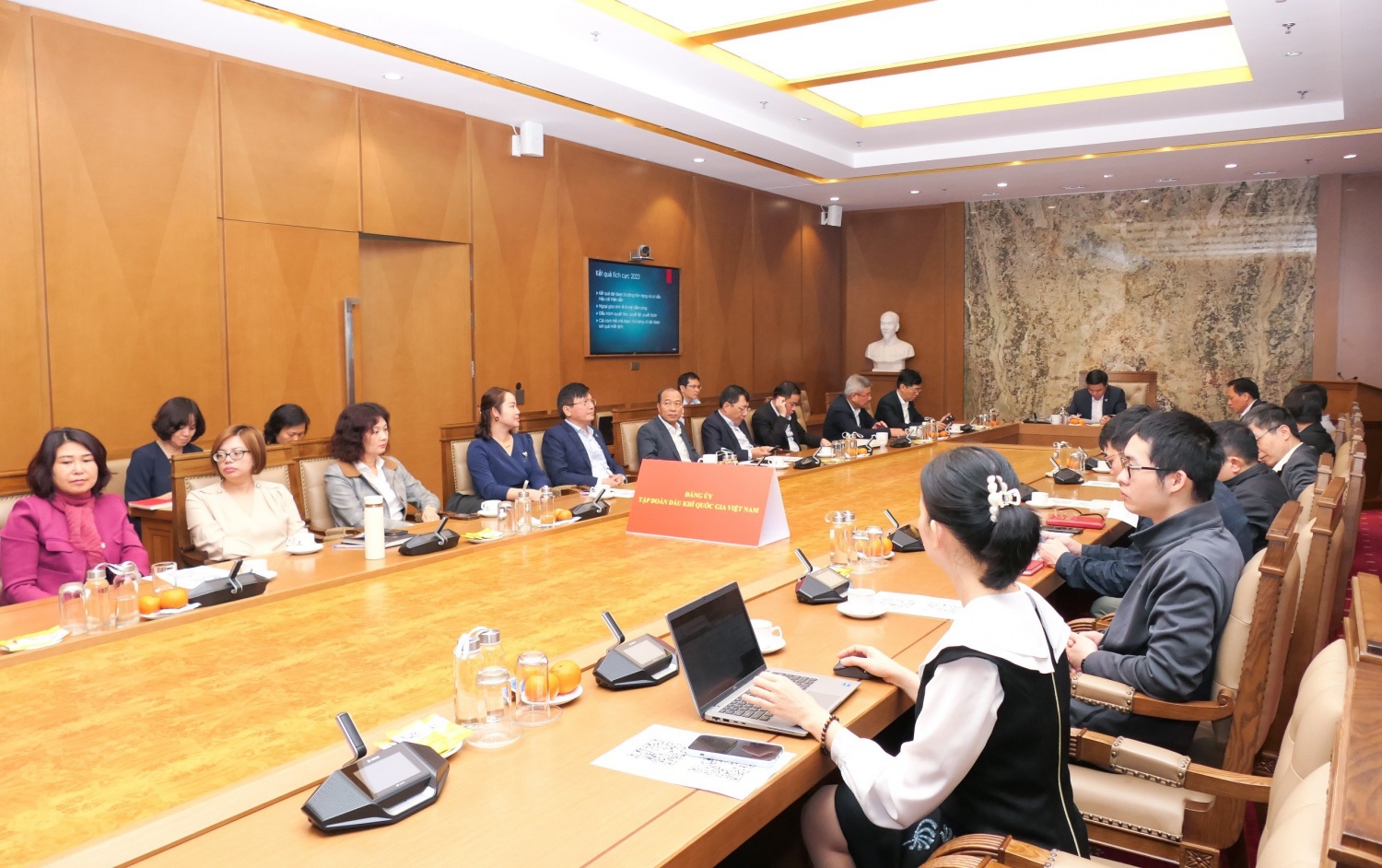 Petrovietnam tham dự Hội nghị bồi dưỡng kiến thức về kinh tế Việt Nam của Đảng ủy Khối DNTW