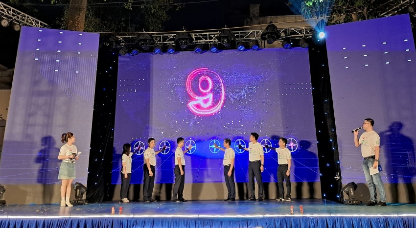 Các đại biểu nhấn nút khai mạc Giờ trái đất 2024. 