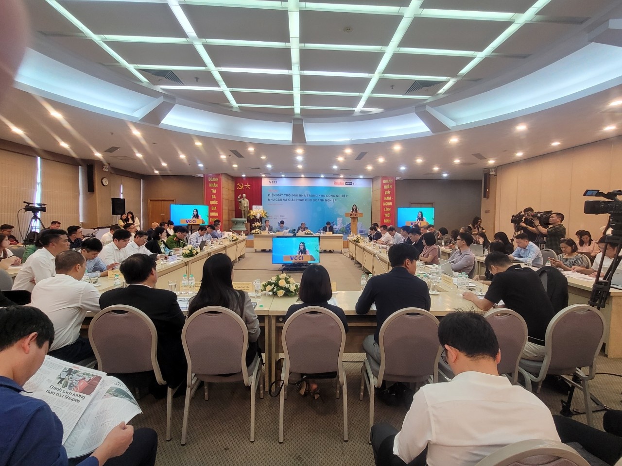 Tìm giải pháp cho điện mặt trời mái nhà trong khu công nghiệp