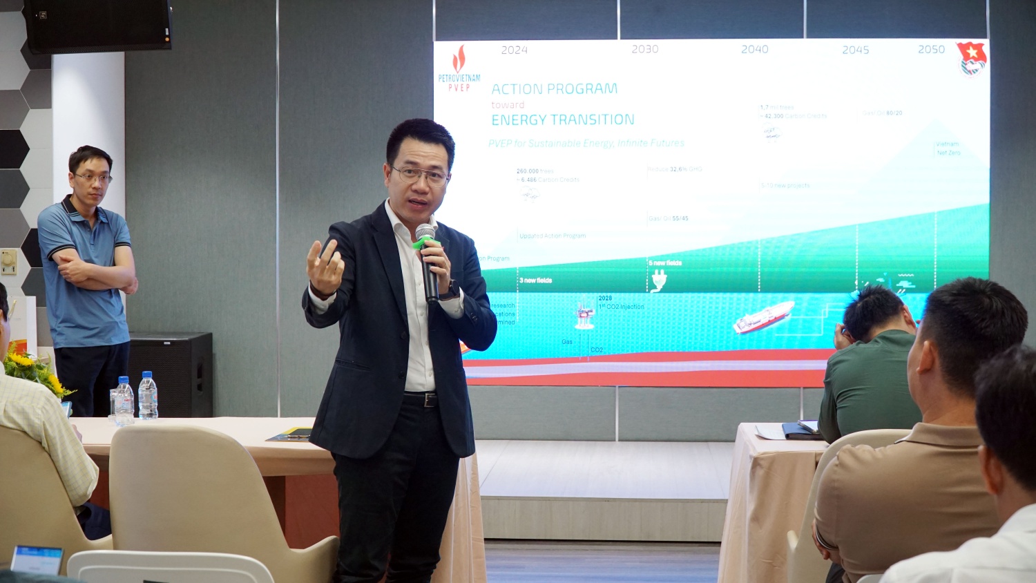 Phó Tổng Giám đốc PVEP Ngô Khánh Xạ trao đổi thảo luận với NLĐ về chương trình hành động CDNL của PVEP Phó Tổng Giám đốc PVEP Ngô Khánh Xạ trao đổi thảo luận với NLĐ về chương trình hành động CDNL của PVEP