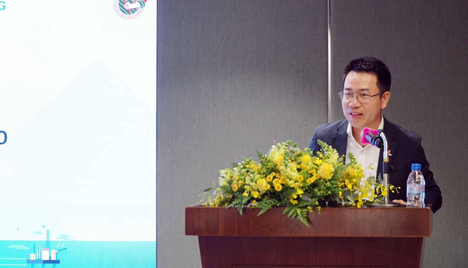 Ông Ngô Khánh Xạ - Phó Tổng Giám đốc PVEP phát biểu kết luận Hội thảo Ông Ngô Khánh Xạ - Phó Tổng Giám đốc PVEP phát biểu kết luận Hội thảo