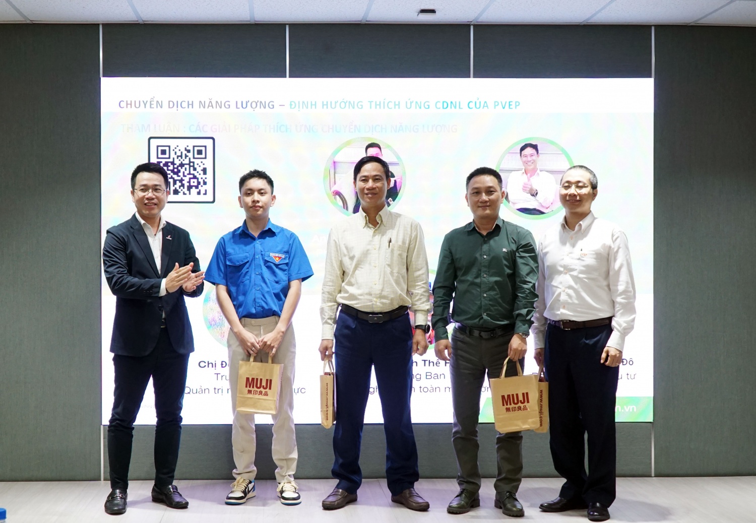 Phó Tổng Giám đốc PVEP Ngô Khánh Xạ tặng quà cho diễn giả và lao động trẻ của PVEP Phó Tổng Giám đốc PVEP Ngô Khánh Xạ tặng quà cho diễn giả và lao động trẻ của PVEP