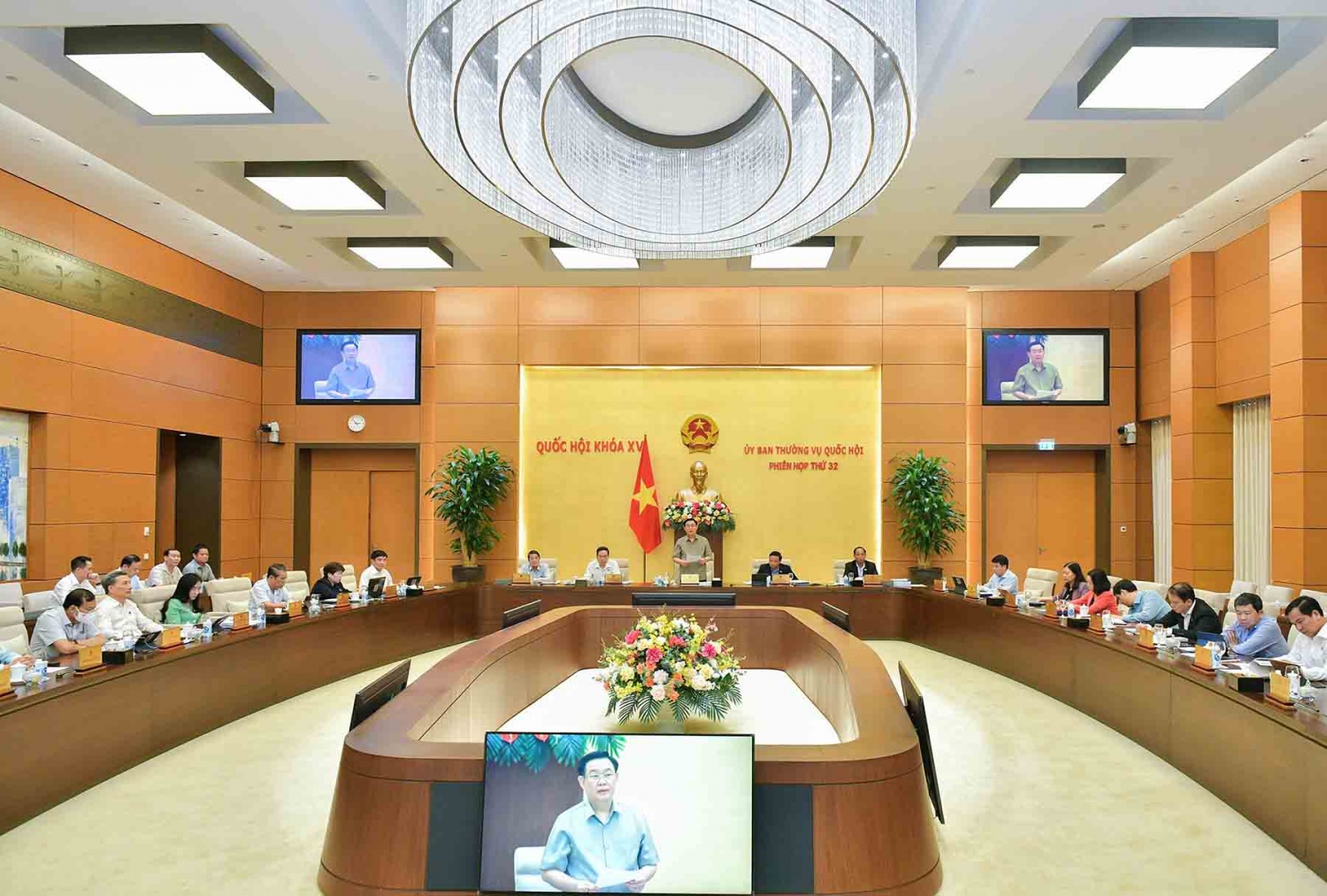 PHIÊN HỌP THỨ 32 CỦA UỶ BAN THƯỜNG VỤ QUỐC HỘI PHIÊN HỌP THỨ 32 CỦA UỶ BAN THƯỜNG VỤ QUỐC HỘI