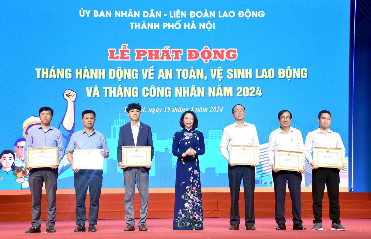 Phó Chủ tịch UBND thành phố Hà Nội Vũ Thu Hà trao tặng Bằng khen cho các tập thể, cá nhân tiêu biểu. Phó Chủ tịch UBND thành phố Hà Nội Vũ Thu Hà trao tặng Bằng khen cho các tập thể, cá nhân tiêu biểu.