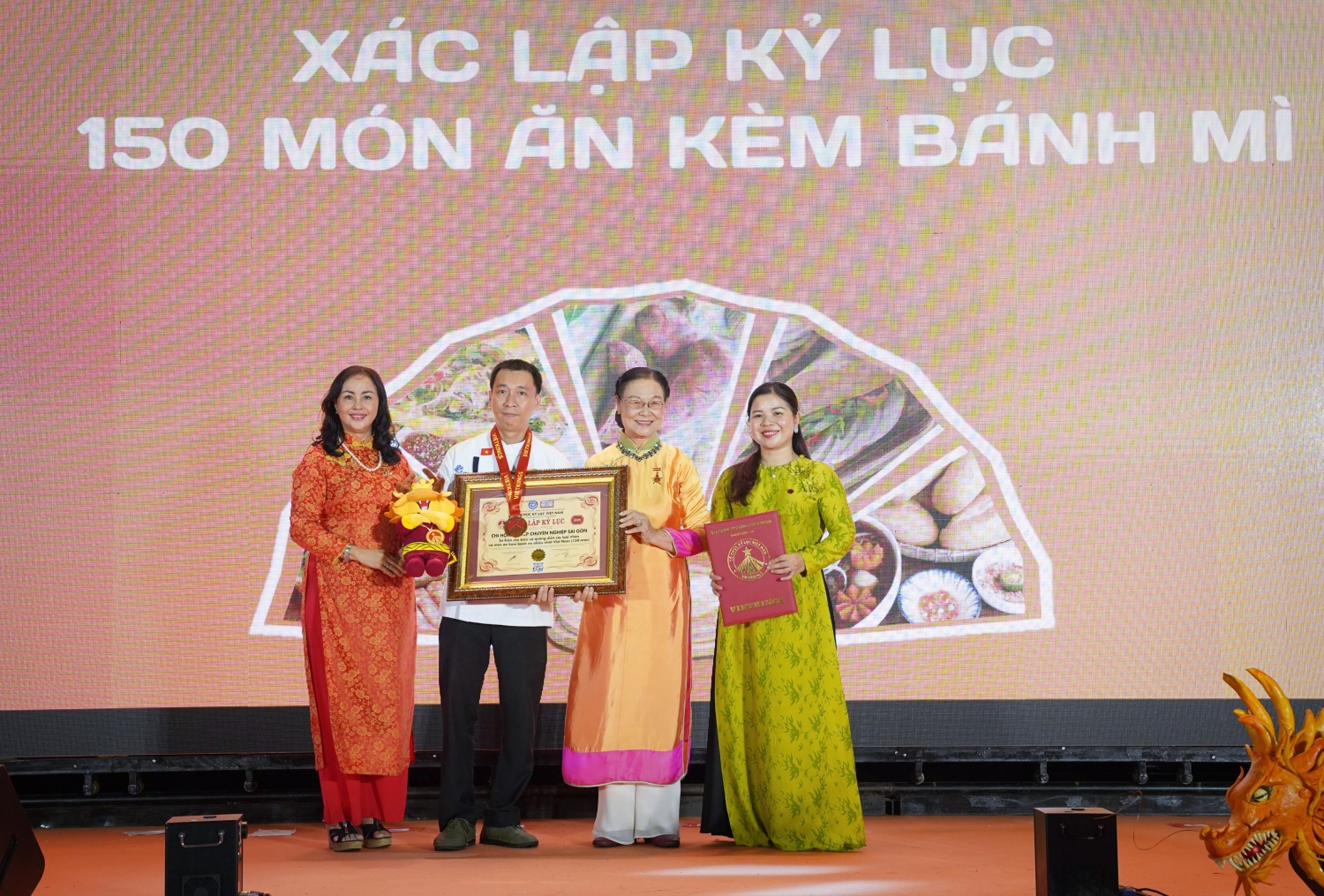 TP HCM: Xác lập kỷ lục hơn 150 món ăn đi kèm bánh mì
