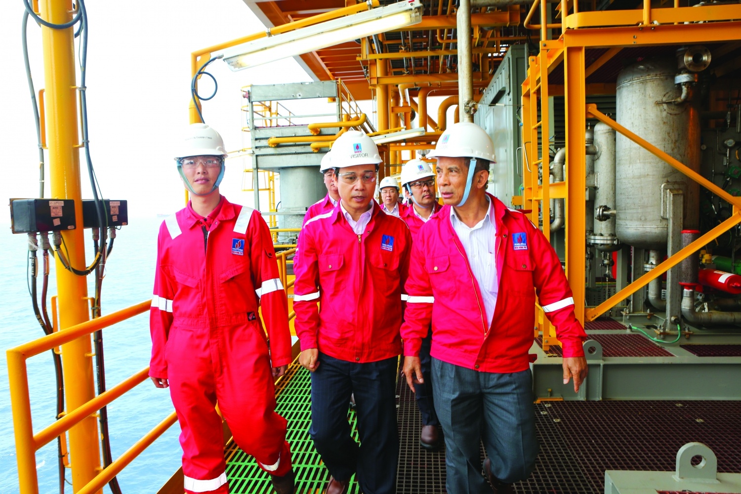 Tổng giám đốc BIENDONG POC Nguyễn Quỳnh Lâm giới thiệu về giàn khai thác Hải Thạch với Chủ tịch TLĐLĐVN Đặng Ngọc Tùng năm 2013