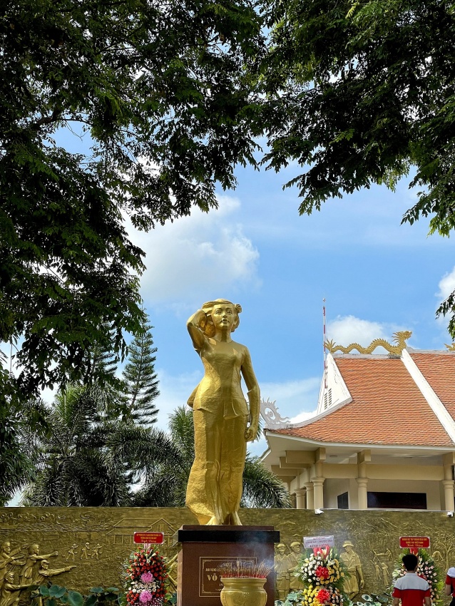 Hành trình về nguồn, dâng hương tại Đền thờ và Tượng đài Nữ Anh hùng Liệt sĩ Võ Thị Sáu Hành trình về nguồn, dâng hương tại Đền thờ và Tượng đài Nữ Anh hùng Liệt sĩ Võ Thị Sáu