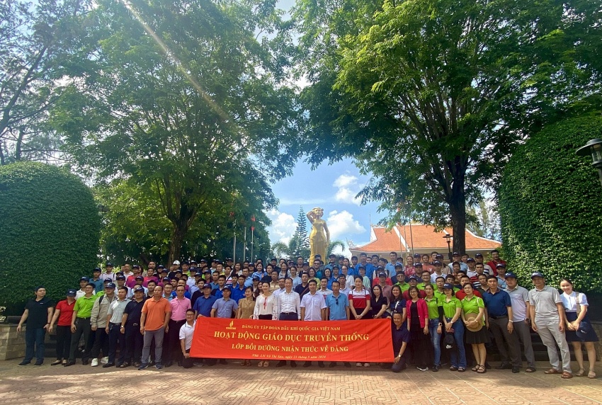 Hành trình về nguồn, dâng hương tại Đền thờ và Tượng đài Nữ Anh hùng Liệt sĩ Võ Thị Sáu Hành trình về nguồn, dâng hương tại Đền thờ và Tượng đài Nữ Anh hùng Liệt sĩ Võ Thị Sáu