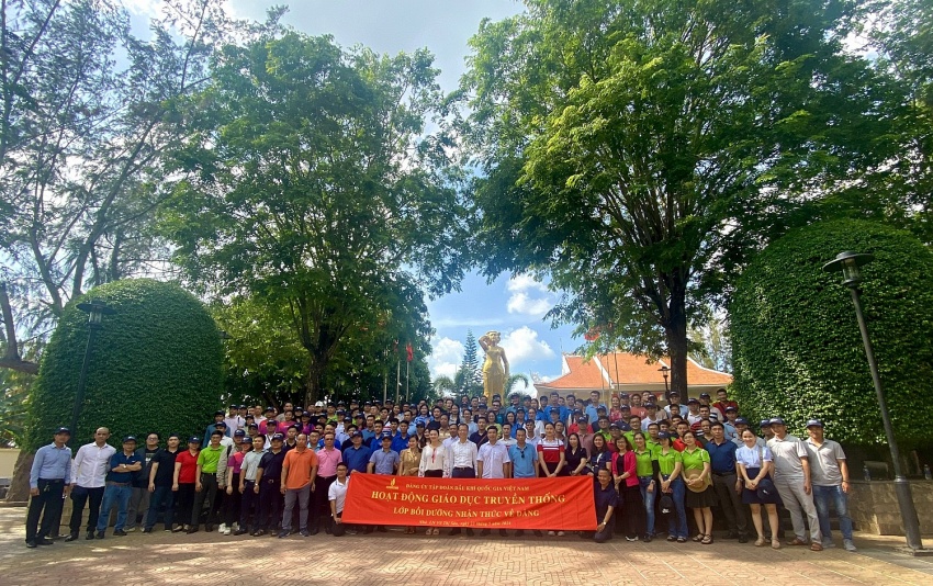 Hành trình về nguồn, dâng hương tại Đền thờ và Tượng đài Nữ Anh hùng Liệt sĩ Võ Thị Sáu Hành trình về nguồn, dâng hương tại Đền thờ và Tượng đài Nữ Anh hùng Liệt sĩ Võ Thị Sáu