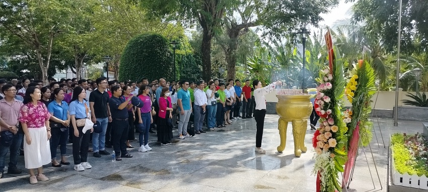 Hành trình về nguồn, dâng hương tại Đền thờ và Tượng đài Nữ Anh hùng Liệt sĩ Võ Thị Sáu Hành trình về nguồn, dâng hương tại Đền thờ và Tượng đài Nữ Anh hùng Liệt sĩ Võ Thị Sáu