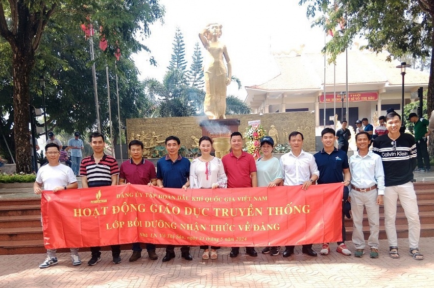 Hành trình về nguồn, dâng hương tại Đền thờ và Tượng đài Nữ Anh hùng Liệt sĩ Võ Thị Sáu Hành trình về nguồn, dâng hương tại Đền thờ và Tượng đài Nữ Anh hùng Liệt sĩ Võ Thị Sáu