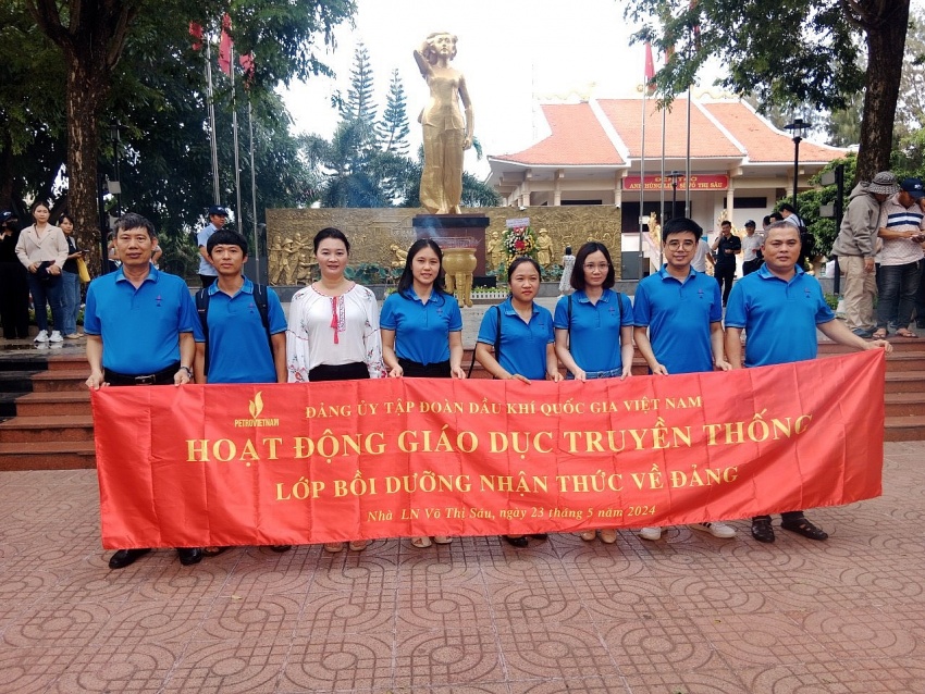 Hành trình về nguồn, dâng hương tại Đền thờ và Tượng đài Nữ Anh hùng Liệt sĩ Võ Thị Sáu Hành trình về nguồn, dâng hương tại Đền thờ và Tượng đài Nữ Anh hùng Liệt sĩ Võ Thị Sáu