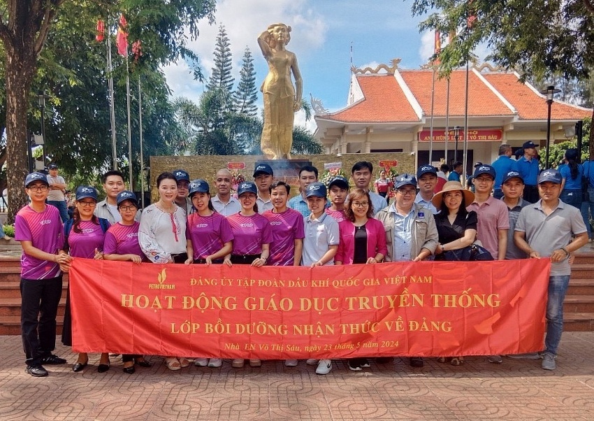 Hành trình về nguồn, dâng hương tại Đền thờ và Tượng đài Nữ Anh hùng Liệt sĩ Võ Thị Sáu Hành trình về nguồn, dâng hương tại Đền thờ và Tượng đài Nữ Anh hùng Liệt sĩ Võ Thị Sáu