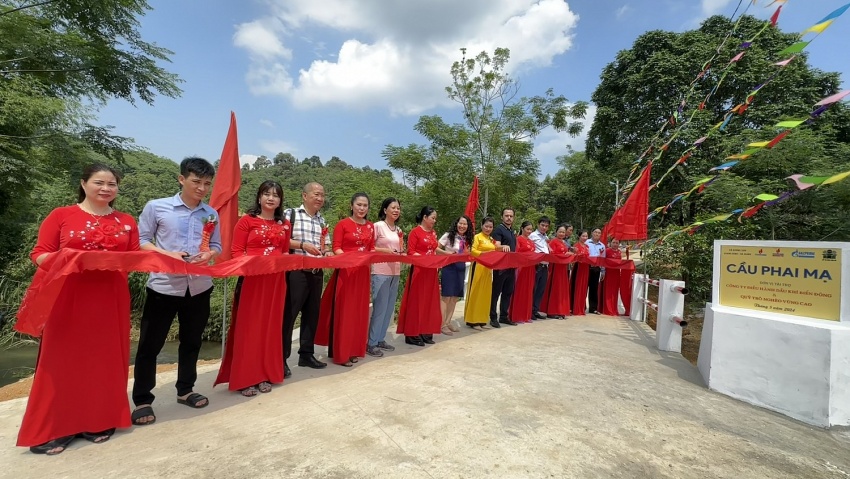 Cắt băng khánh thành