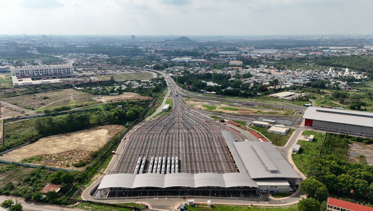 [Chùm ảnh] Hình ảnh toàn tuyến Metro số 1 sau hơn 10 năm khởi công