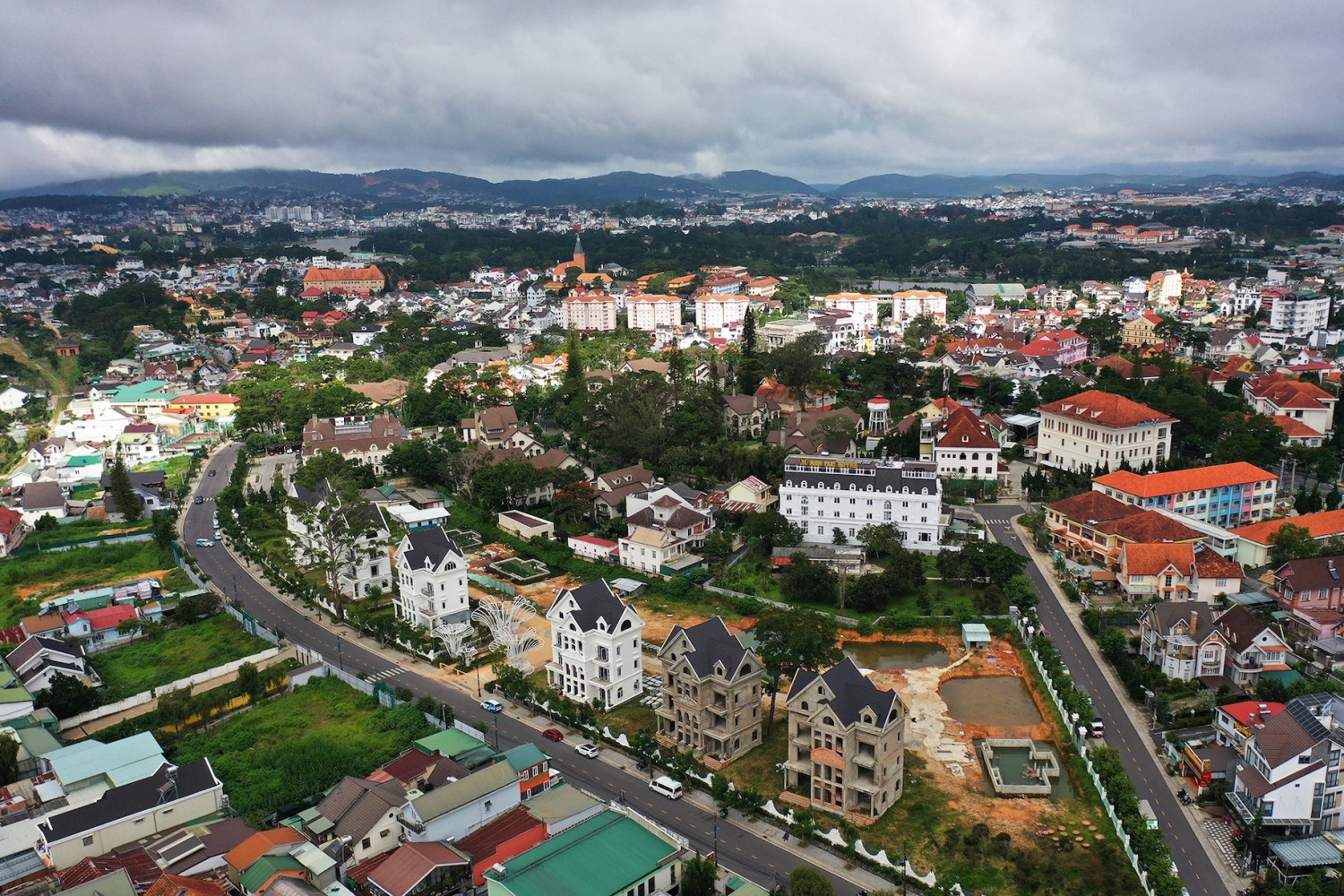 Tin bất động sản ngày 3/6: Khởi tố vụ án bán căn hộ xây trái phép ở chung cư Nguyễn Quyền (TP HCM)